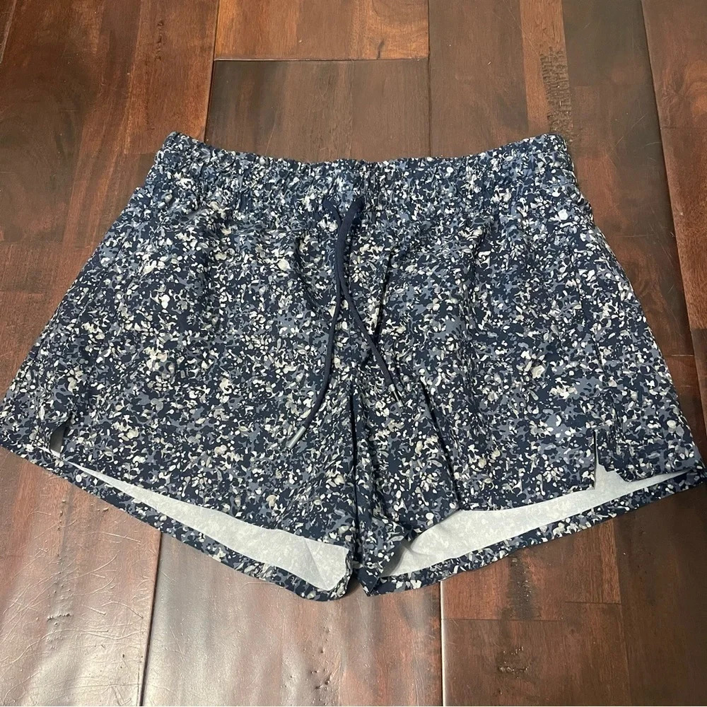 Athleta Running Shorts Women’s Size 4 Splatter Paint Speckle Draw String Pockets